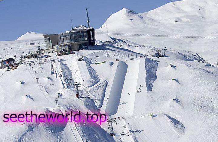 Ski resort Alpe d'Huez (Alpe d'Huez), France
