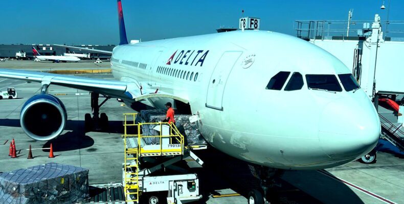 Tense Moment at Phoenix Airport: Delta vs. United