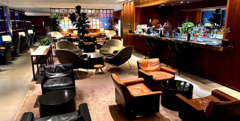 Luxurious Escape: Cathay Pacific Lounge Review