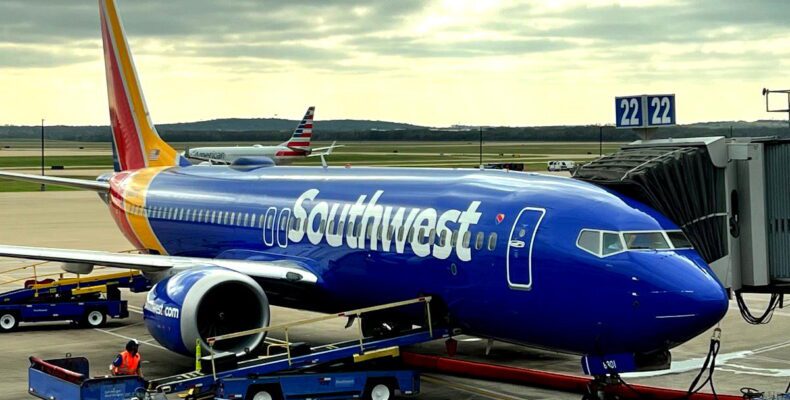Southwest 737 Struck by Lightning, Communication Lost