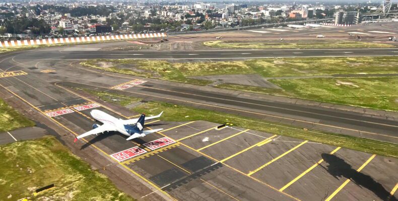 Close Call Between Delta and Aeromexico Jets